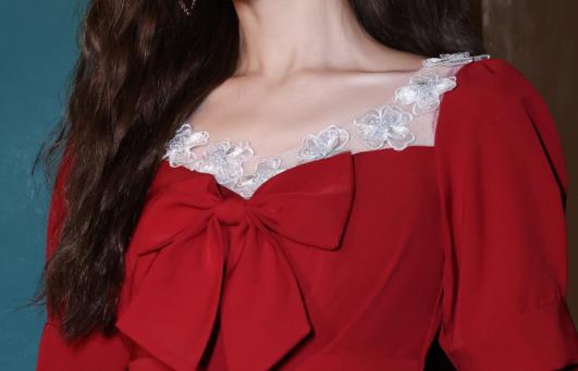 红色礼服配什么样的首饰好看 红色礼服配什么颜色鞋子好看-六美集
