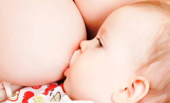 宝宝吃母乳身体发抖咋回事 母乳喂养时的注意事项-六美集