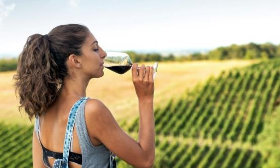 喝葡萄酒的8大好处 但需注意5个雷区-六美集