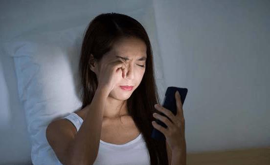 熬夜眼袋严重 9个小方法可以帮你恢复迷人的双眼-六美集