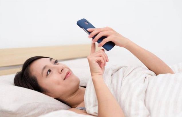 长期睡前玩手机的人,面部若有3症状,可能是肝在“吐槽”