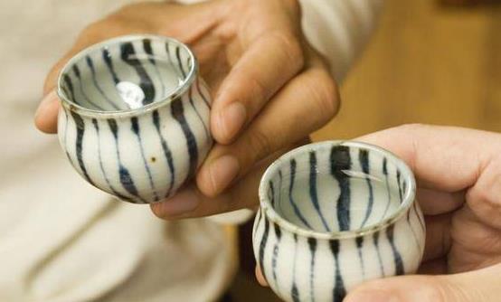 适量喝酒也能带来益处 饮酒有助预防关节炎-六美集