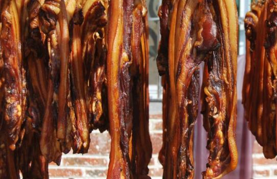 腊肉长白色的霉还能吃吗 腊肉长霉了要怎么处理图片-六美集