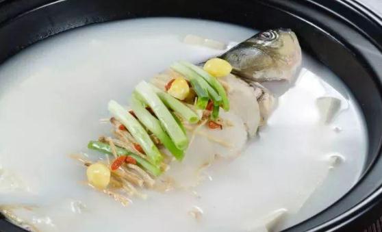 喝鲫鱼汤可以调节肠胃 烹制奶白鲫鱼汤的秘诀及禁忌-六美集