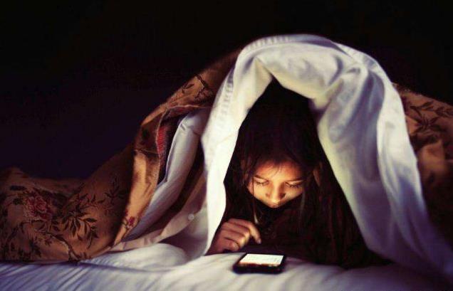 为什么手机是睡眠杀手?习惯性睡前玩手机、长期熬夜玩手机的危害-六美集