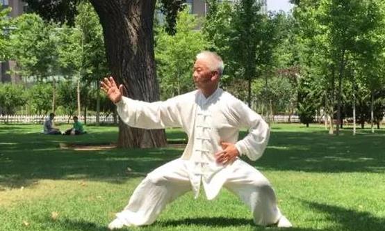 老年人热衷打太极拳健身 常打太极拳对老人的9大好处-六美集