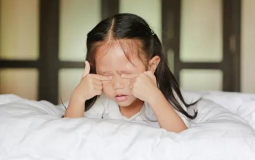 儿童频繁眨眼是缺什么 儿童眼睛抽搐是什么原因引起的-六美集