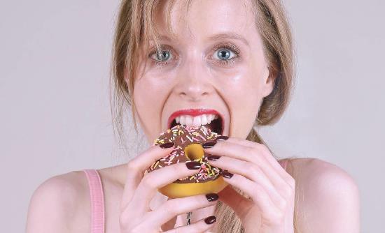 女人日常不宜多吃甜食 长期吃甜食的女人加速细胞老化-六美集