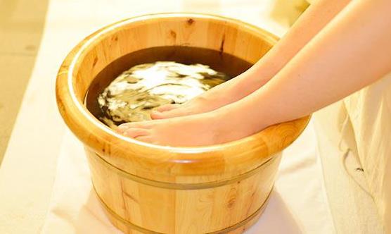 泡脚温暖解乏 泡脚减肥可以加的8种中药-六美集