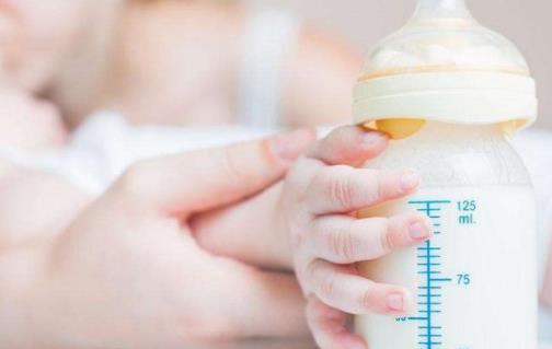 婴儿喝一半的奶怎么保存 解冻母乳用多少度水温-六美集