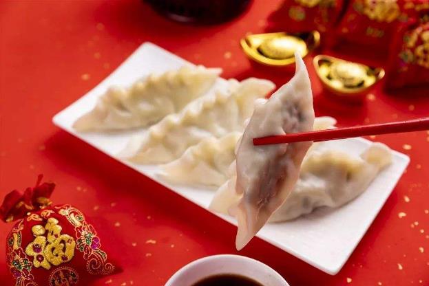 大年三十吃饺子吃素馅还是荤馅饺子 大年三十什么时候吃饺子好-六美集